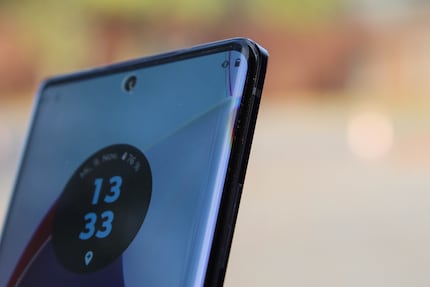 L’écran de l’Edge 30 Ultra a des bords très arrondis