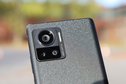 Les trois objectifs à l’arrière du Motorola Edge 30 Ultra