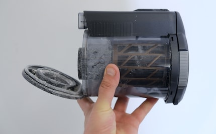 Le bac à poussières du Miele Triflex se déplie facilement.