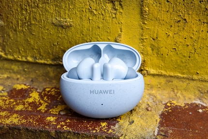 The case charges the Freebuds 5i.