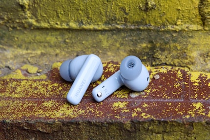You control the earphones via touch sensors on the casing – at least in theory.