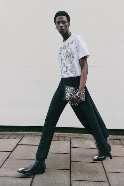 Chez Alexander McQueen, l'empilement est minimaliste.