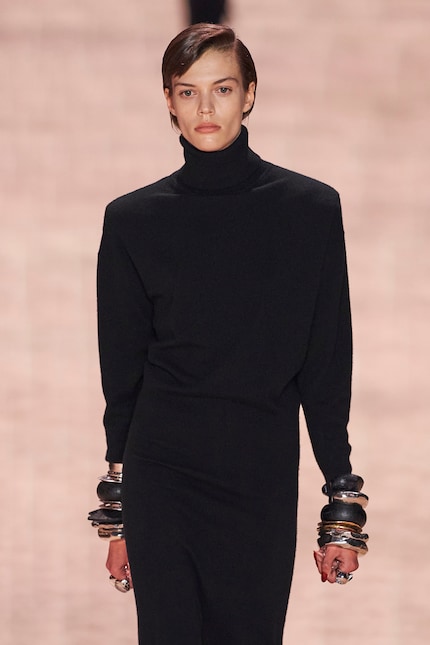 Argent, noir et or réunis dans cette extravagance de bracelets Saint Laurent.