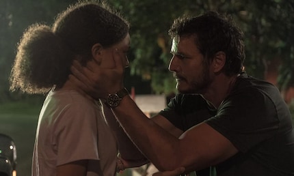 Sarah (Nico Parker) et Joël (Pedro Pascal) dans leur fuite dans « The Last of Us »