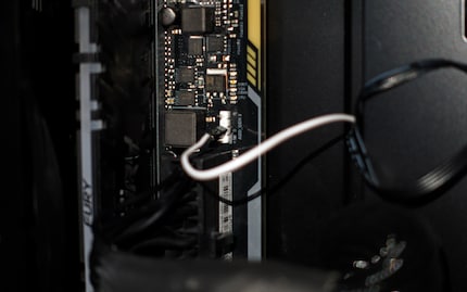 Le câble du pont enfichable sur le header ARGB de la carte mère.