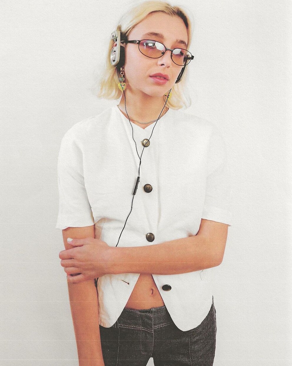 Fashion-Girl Emma Chamberlain mit den ultra beliebten Porta Pros von Koss.
