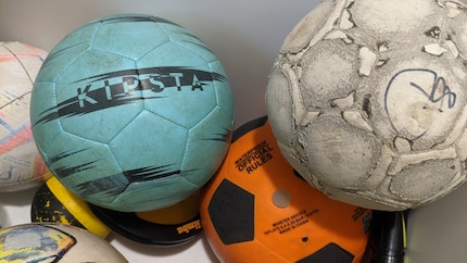 Usés, mais toujours en forme : des ballons adaptés à un usage quotidien.