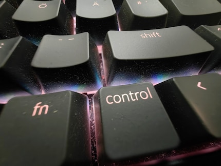 La caméra grand-angle révèle que mon clavier a besoin d’un nettoyage urgent.