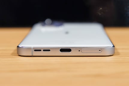 La batterie est rechargée via un port USB-C.