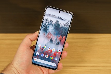 Par rapport aux standards actuels, le Nokia X30 a des bords épais.
