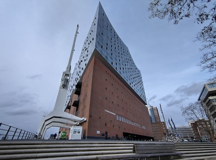 La caméra grand-angle fait tenir l’ensemble de la Philharmonie de l’Elbe sur l’image.