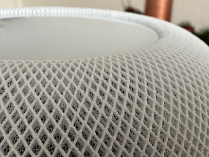 Le tissu qui entoure le HomePod forme une structure en nid-d’abeilles.