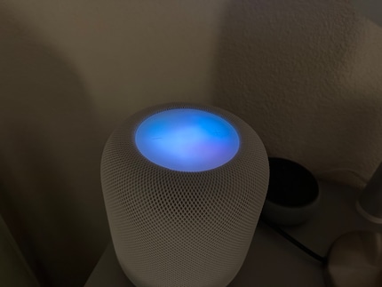 Dans l’obscurité, on voit que le dessus du HomePod 2 s’illumine des couleurs de l’arc-en-ciel quand je m’adresse à Siri.