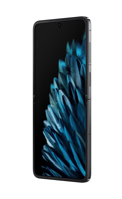 Déplié, le Flip est aussi grand qu'un smartphone standard.
