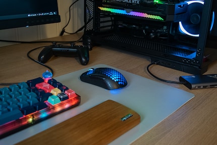The Roccat Burst Pro Air cuts a fine figure on my desk.