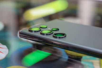 The «spider eyes» remain on the back of the Galaxy S23.