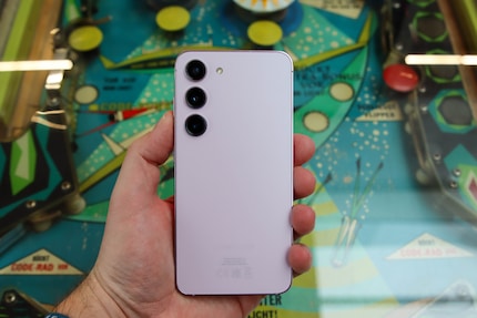 The camera hump on the Galaxy S23 and S23 Plus has disappeared.