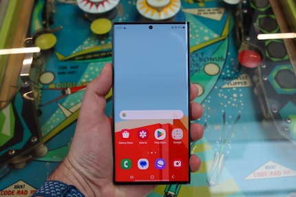 The long sides of the Galaxy S23 Ultra display are less rounded. Samsung thus gains more display area for operation with the S Pen.