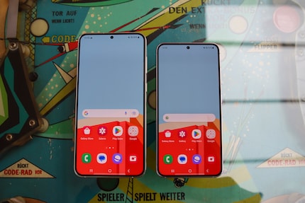 The Galaxy S23 Plus in size comparison with the S23.