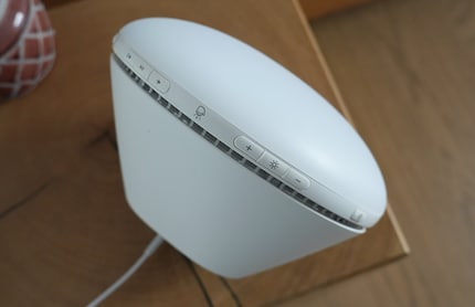 Les boutons sont ridiculement petits et se trouvent sur le bord du réveil.