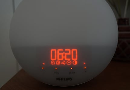 Heure du réveil, ambiance sonore, intensité lumineuse : le menu est simple et intuitif.