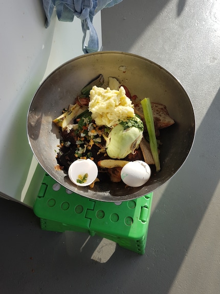 Notre bol à compost se trouve à deux pas de l’évier. Mais c’est trop loin pour moi.