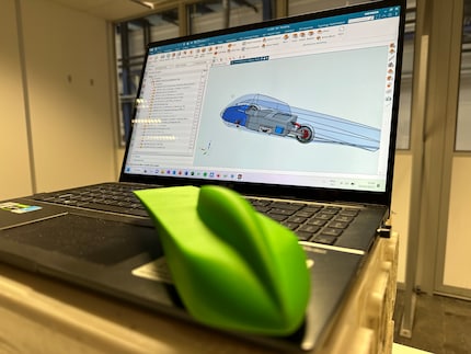 Deux modèles de la future voiture de course : l’un issu de l’imprimante 3D, l’autre d’un projet CAO