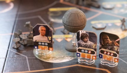 Chewbacca et Luke s’entraînent à la révolte, le colonel Yularen a l’air bête