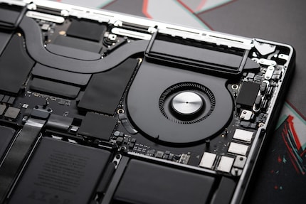 The big MacBook Pro cools better than the small one. The heatsink is a bit smaller than in the predecessor.
