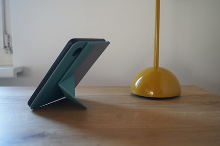 Origami avec le couvercle de la couverture : voici à quoi ressemble le support plié de la Kobo Clara 2E.