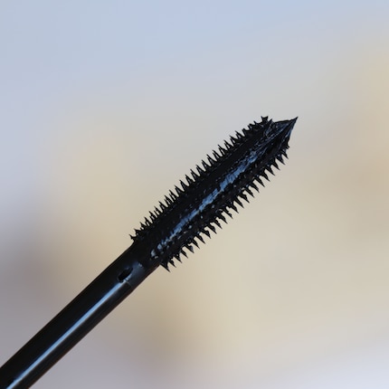 D’abord passer la partie large de la brosse sur les cils... 