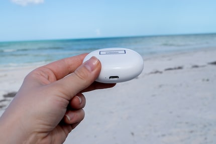 L'étui peut être chargé via USB-C ou sans fil.