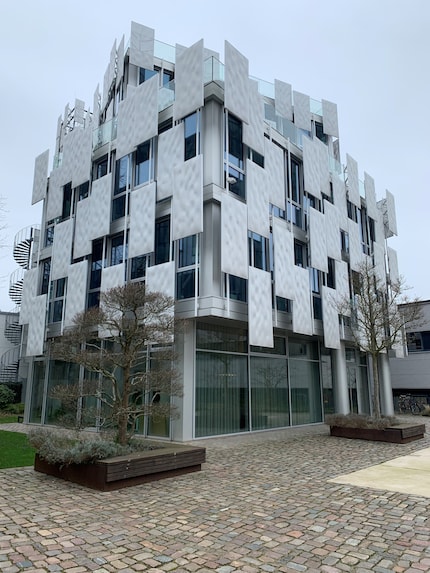 Ma promenade quotidienne me conduit aujourd’hui devant les bureaux de Galaxus à Hambourg. 