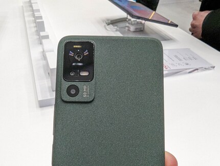 Le dos du TCL Nxtpaper Phone, très agréable au toucher.