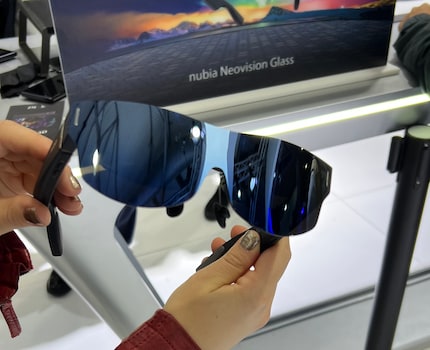 Les lunettes futuristes affichent l’écran de votre smartphone.