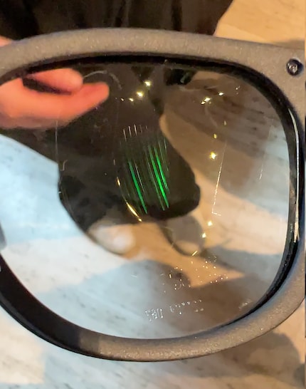 Le traitement spécial est visible sur la lentille.