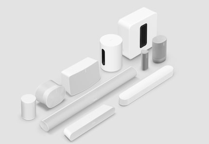 Tous les haut-parleurs Sonos actuels. Les deux modèles Era se trouvent au fond à gauche, le Sonos Five à droite.