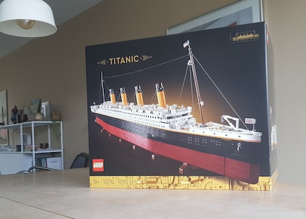 Quite the sizeable package. No wonder; it contains over 9,000 Lego pieces.