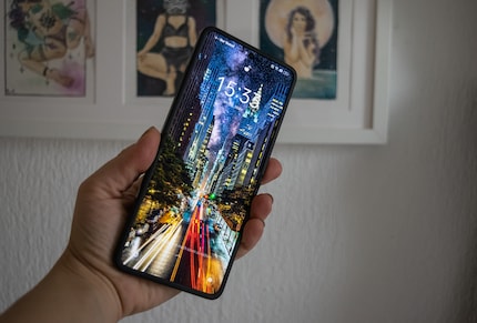 The colours of the AMOLED display are beautiful to look at.