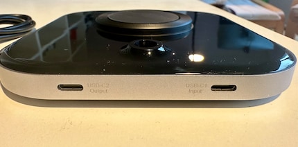 Input et output sur le pied pour casque Satechi : il n’y a pas beaucoup de courant qui y circule.