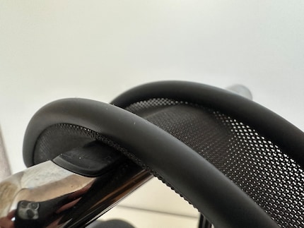 Le poids repose sur le filet des AirPods Pro Max.