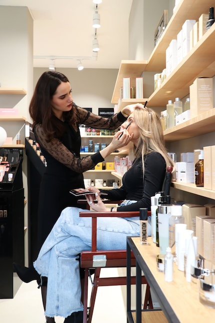 At the Anastasia Beverly Hills Masterclass at the Beauty Lab, Florica demonstrated a full face of make-up on model Alessia.