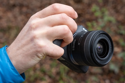 For me, the R8 casing is a bit too small. My little finger can’t quite find space on the grip. But if you have smaller hands, you’ll probably like the well-shaped camera body.