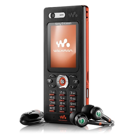 Le Sony Ericsson W880i de 2007 était livré avec des oreillettes de qualité et offrait des fonctions multimédia étendues malgré ses dimensions minimales.