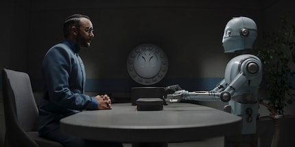 Le Dr Pershing interrogé quotidiennement par un droïde.