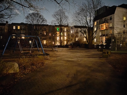 À l’œil nu, l’aire de jeux est presque complètement noire.