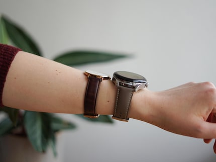 Comparing the watch to my analogue model reveals that it’s thick alright