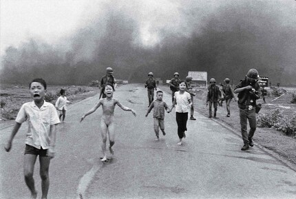 Le cadrage d’une image peut déjà modifier son message : « Napalm Girl » de Nick Ut est une image de guerre iconique. Le soldat qui tourne la manivelle de son appareil photo, à droite de l’image, a été coupé dans de nombreuses publications parce qu’il a l’air trop impassible.