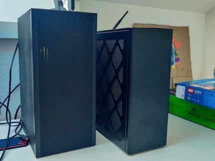 Le NUC (à droite) est à peine plus petit que mon PC Mini-ITX. 