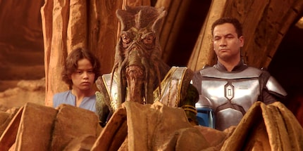 Un jeune Boba Fett (à gauche) et son père, Jango Fett (à droite).